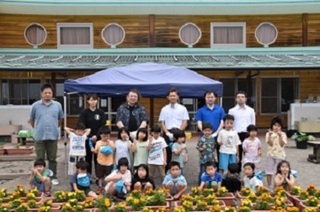 子どもたちと商工会職員の集合写真