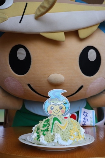 誕生日ケーキを前にするなかちゃんの写真