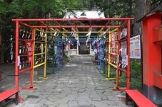 風鈴が下がったアーチの写真