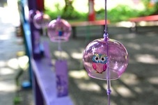 紫のフクロウが書かれた紫の風鈴の写真