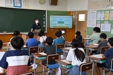 講座を聞く児童たちの写真
