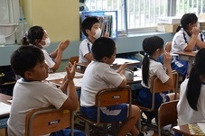 拍手する児童たちの写真