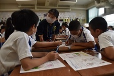 グループワークをする児童たちの写真