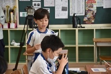 グループワークの結果を発表する小学生の写真2