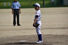 マウンドに立つピッチャーの児童の写真