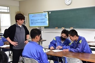 グループワークをする中学生の写真