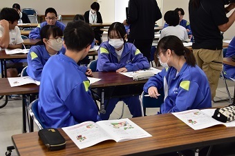 近くの席同士で話し合う中学生の写真