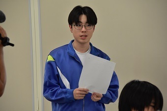 発表する中学生の写真