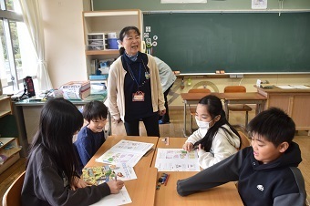 グループワークをする小学生の写真