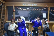 参加者たちがくつろいでいる写真