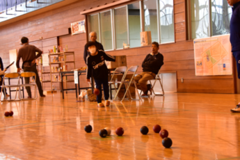 ボッチャ体験をする小学生の写真