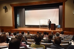 講演会を会場後方から写した写真