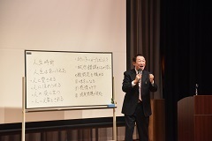 講演をする男性の写真