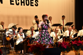 花柄のドレスを着て歌う女性の写真