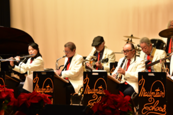 クラリネット、サックス、フルート、ギター、ベースの演奏中の写真