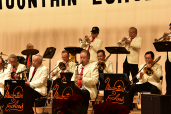 サックス、トロンボーン、トランペット、ドラムの演奏中の写真