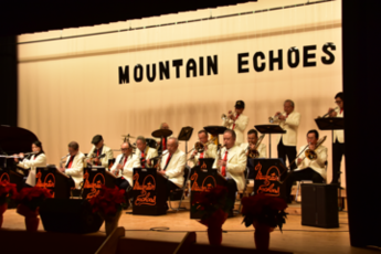 ステージ上でジャズ演奏をしている写真