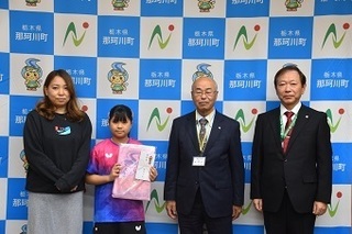 母親、卓球のユニフォームを着た女の子、町長らが写る関東大会激励会の写真