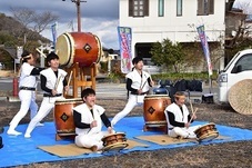 和太鼓を演奏している写真 和太鼓を演奏している写真