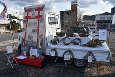 軽トラックの荷台にフリーマーケットの商品が置かれている写真 軽トラックの荷台にフリーマーケットの商品が置かれている写真