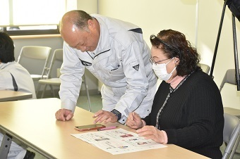 参加者に一対一で教えている写真