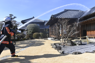 建物に向かって放水をしている写真