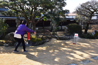 消火器を使い消火訓練を行う職員の写真