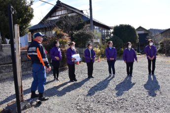 消防署員から講評を受ける職員たちの写真