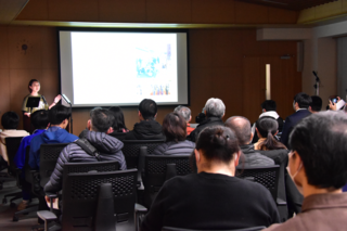 スクリーンに資料を映しながら発表する地域おこし協力隊隊員の写真1