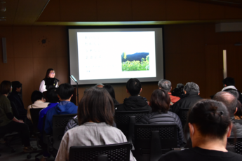 スクリーンに資料を映しながら発表する地域おこし協力隊隊員の写真2 スクリーンに資料を映しながら発表する地域おこし協力隊隊員の写真2