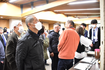 展示物を見る来場者の写真 展示物を見る来場者の写真