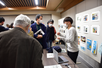 来場者からの質問に答える地域おこし協力隊隊員の写真 来場者からの質問に答える地域おこし協力隊隊員の写真