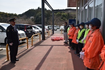 警察官の話を聞く交通安全協会女性会のみなさんの写真