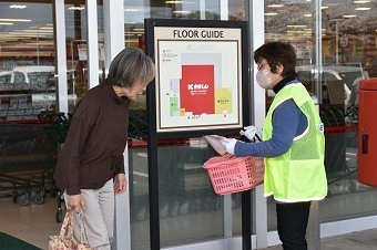 交通安全のチラシを配る女性の写真