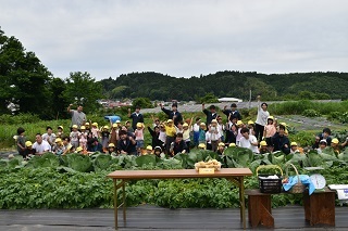 子どもたちと高校生の集合写真
