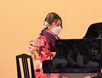 国歌をピアノ演奏する屋代唯さん