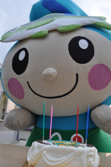 ケーキを前にしたなかちゃんの写真