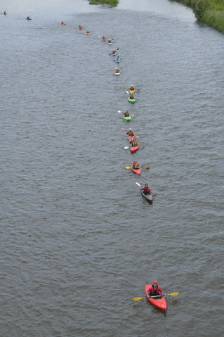 カヌーを漕ぐ高校生たちの写真