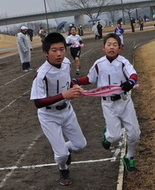 たすきリレーをしている写真