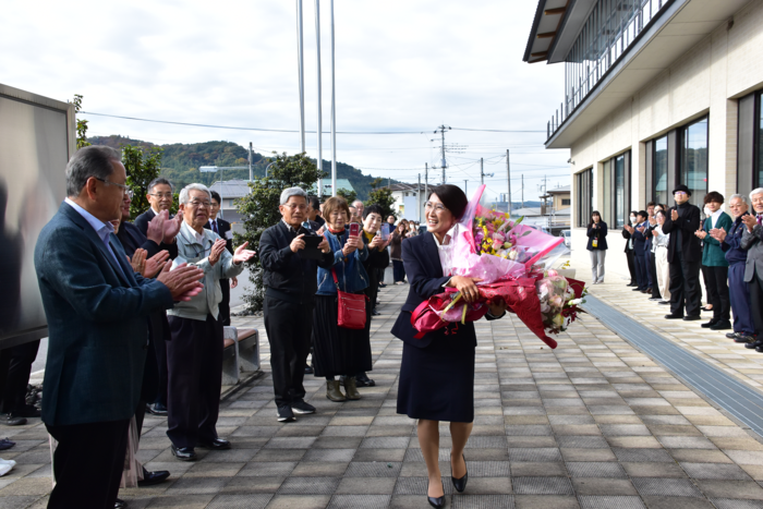 益子新町長が初登庁の写真