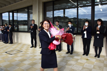 益子新町長が初登庁の写真2