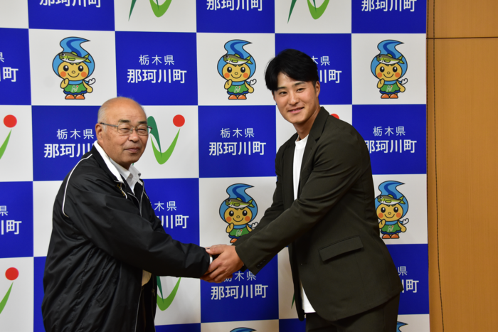 福島町長と熱い握手を交わす石井選手の写真