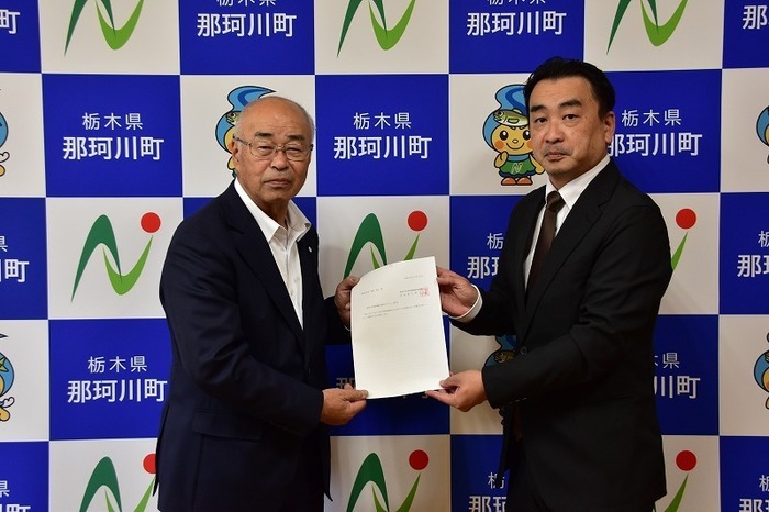 福島町長に答申書を手渡す鈴木審議会会長の写真