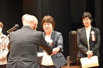 記念式典第1部各種表彰式の様子の写真1