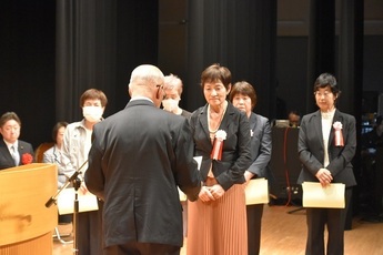 記念式典第1部各種表彰式の様子の写真2