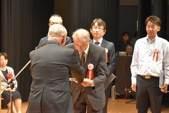 記念式典第1部各種表彰式の様子の写真3