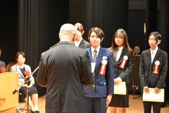 記念式典第1部各種表彰式の様子の写真4