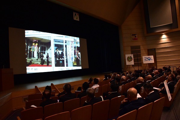 合併20周年を記念して作成した動画を上映会の様子の写真