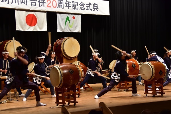 秋田県美郷町菖蒲太鼓保存会演奏の様子の写真