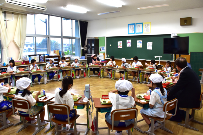 那珂川町合併20周年記念給食の様子の写真1